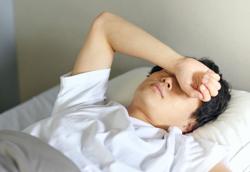 Ngủ dậy mắt bị mờ phải làm sao?