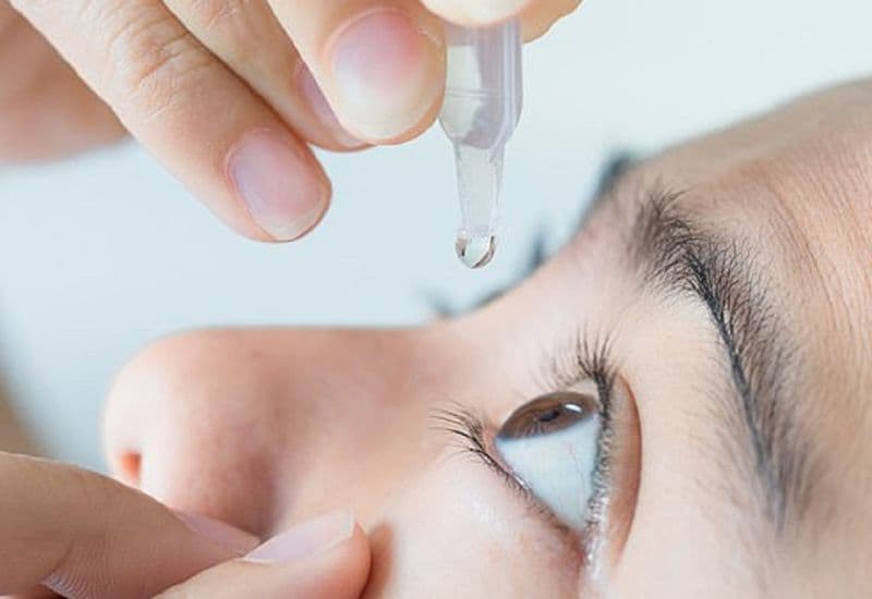 Ngủ dậy mắt bị mờ phải làm sao?