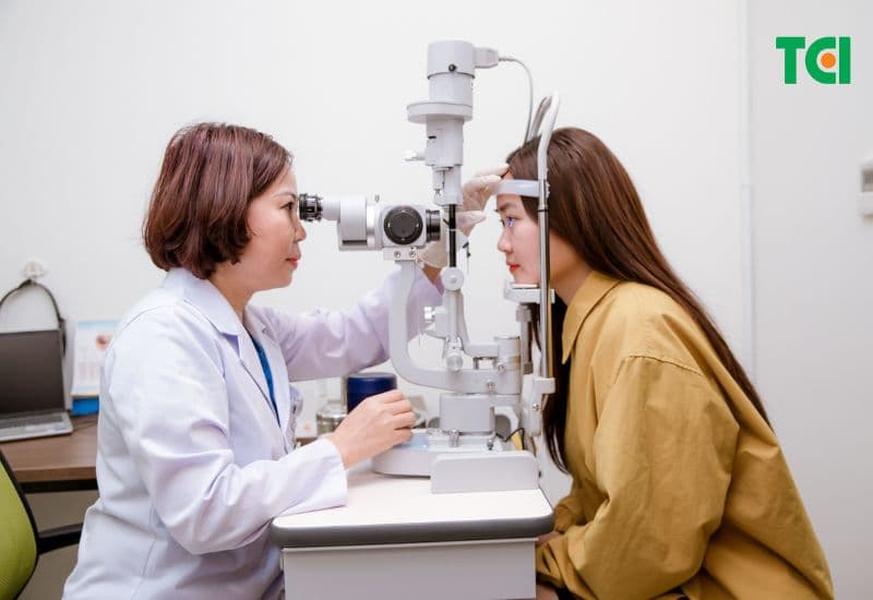 Ngủ dậy mắt bị mờ phải làm sao?