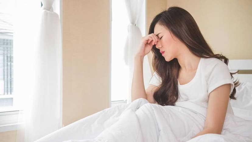 Ngủ dậy mắt bị mờ phải làm sao?