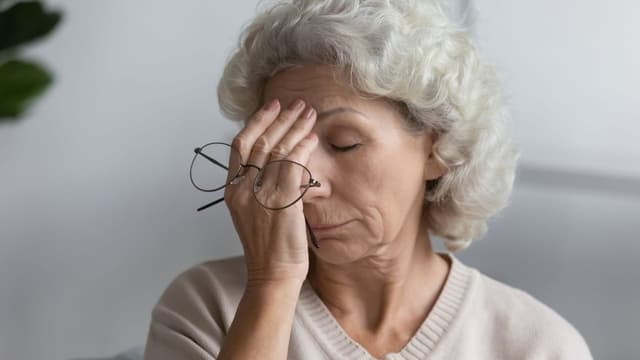 Người già bị mờ mắt phải làm sao?