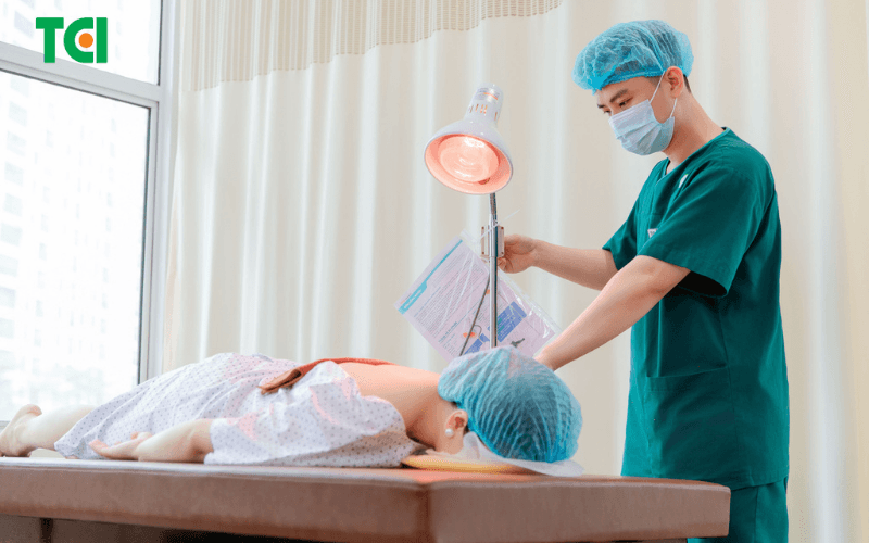 Người bệnh thư giãn với liệu pháp sưởi ấm bằng tia hồng ngoại, giúp làm dịu nhanh chóng các cơn đau mỏi cột sống thắt lưng.