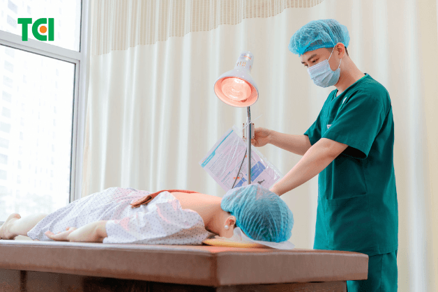 Người bệnh thư giãn với liệu pháp sưởi ấm bằng tia hồng ngoại, giúp làm dịu nhanh chóng các cơn đau mỏi cột sống thắt lưng.