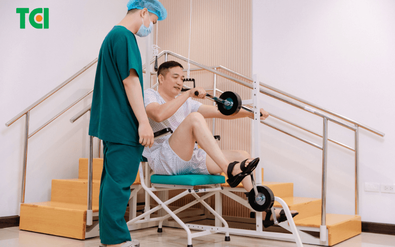 Từng bước khôi phục tầm vận động qua các bài tập chủ động, hướng tới mục tiêu phục hồi toàn diện và sớm lấy lại sự tự chủ trong sinh hoạt.