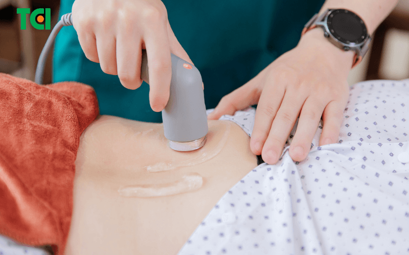 Kỹ thuật viên khoa Vật lý trị liệu - Phục hồi chức năng Thu Cúc TCI đang thực hiện kỹ thuật siêu âm trị liệu giúp giảm đau vùng lưng cho bệnh nhân.