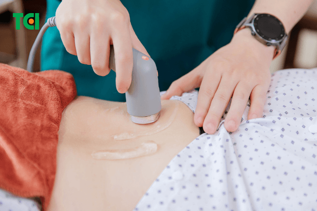 Kỹ thuật viên khoa Vật lý trị liệu - Phục hồi chức năng Thu Cúc TCI đang thực hiện kỹ thuật siêu âm trị liệu giúp giảm đau vùng lưng cho bệnh nhân.