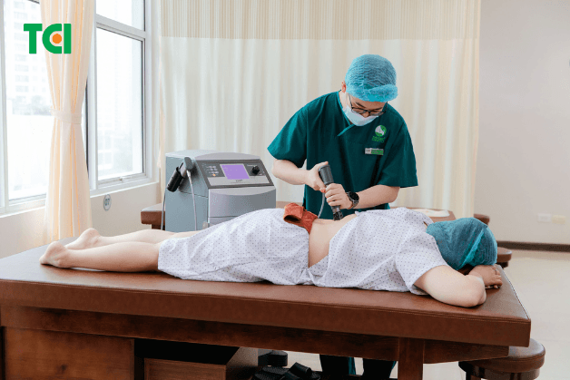 Điều trị bằng máy sóng xung kích giúp kích thích phục hồi mô và giảm đau mạn tính vùng cột sống thắt lưng.