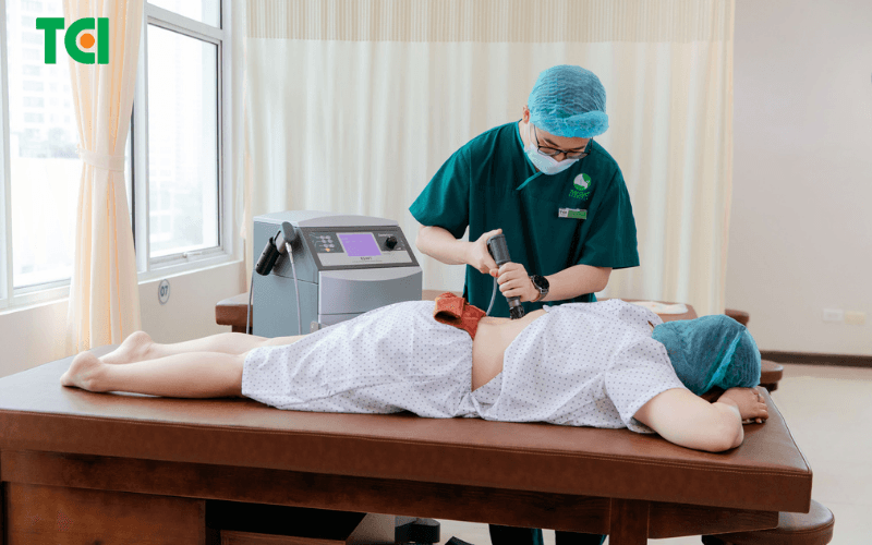 Điều trị bằng máy sóng xung kích giúp kích thích phục hồi mô và giảm đau mạn tính vùng cột sống thắt lưng.