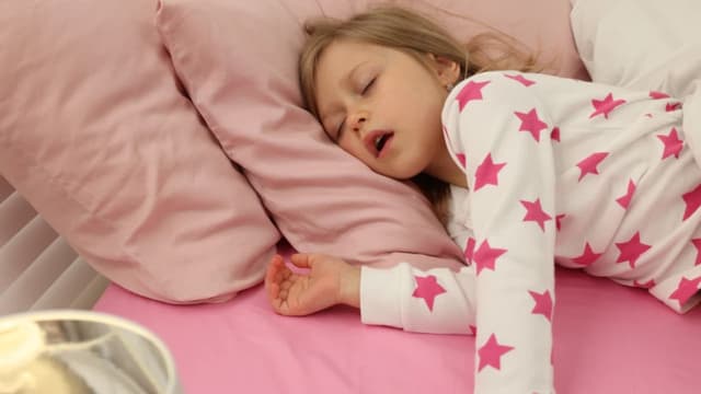 Trẻ con 4 tuổi ngủ ngáy xịt thuốc gì? Có nên tự dùng thuốc và khi nào cần khám?