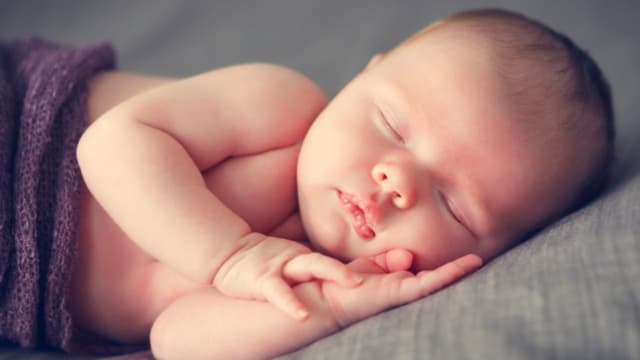 Trẻ sơ sinh ngủ bao nhiêu tiếng 1 ngày? Mốc thời gian tham khảo và dấu hiệu ngủ đủ