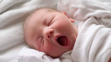 Trẻ sơ sinh ngủ ngáy là bệnh gì? Nguyên nhân, mức độ nguy hiểm và cách cải thiện