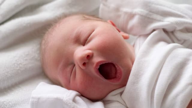 Trẻ sơ sinh ngủ ngáy là bệnh gì? Nguyên nhân, mức độ nguy hiểm và cách cải thiện