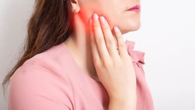 Làm gì khi viêm lợi trùm mọc răng khôn bị sưng má?
