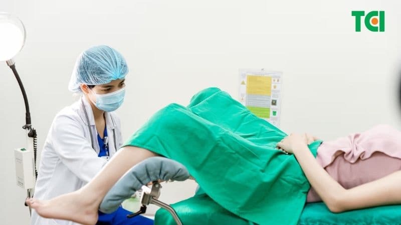Khám phụ khoa và các xét nghiệm cần thiết giúp đánh giá tình trạng polyp trước khi thực hiện thủ thuật.