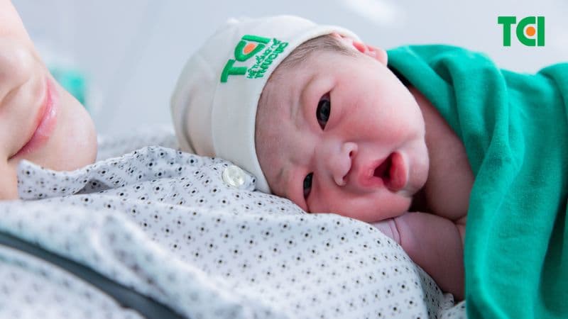Quá trình sinh thường diễn ra khi cổ tử cung xóa mờ, mở rộng và các cơn co tử cung hỗ trợ đưa thai nhi di chuyển qua đường sinh để ra ngoài.