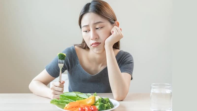 Chế độ ăn có nhiều thực phẩm ướp muối, muối chua hoặc bảo quản bằng muối được ghi nhận liên quan đến nguy cơ ung thư dạ dày cao hơn