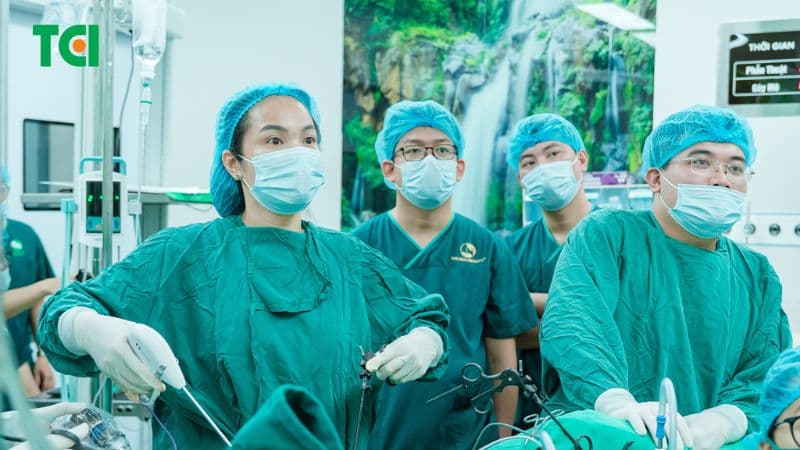 Ê-kíp bác sĩ thực hiện phẫu thuật nội soi trong phòng mổ tại Thu Cúc TCI. 