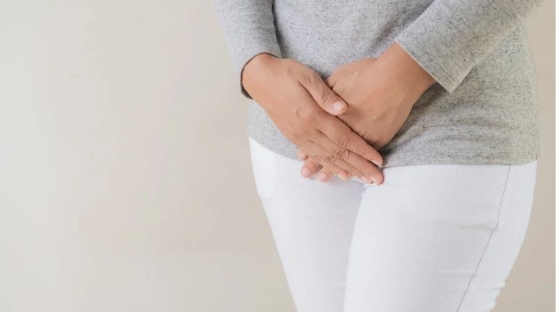 Rạch và khâu tầng sinh môn thường được hỗ trợ bằng thuốc tê; sau sinh, sản phụ có thể ê ẩm và sưng đau nhẹ tại vết khâu những ngày đầu. 