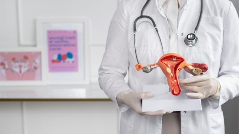 Viêm nhiễm phụ khoa sau thủ thuật có thể cản trở quá trình liền thương, gây chảy máu kéo dài kèm dịch âm đạo có mùi hôi.