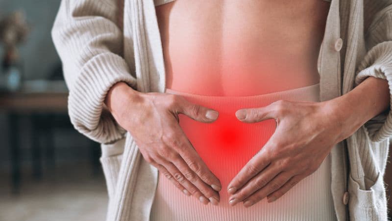 U xơ phát triển lớn có thể gây đau âm ỉ, tức nặng vùng bụng dưới và cảm giác khó chịu ở vùng chậu.