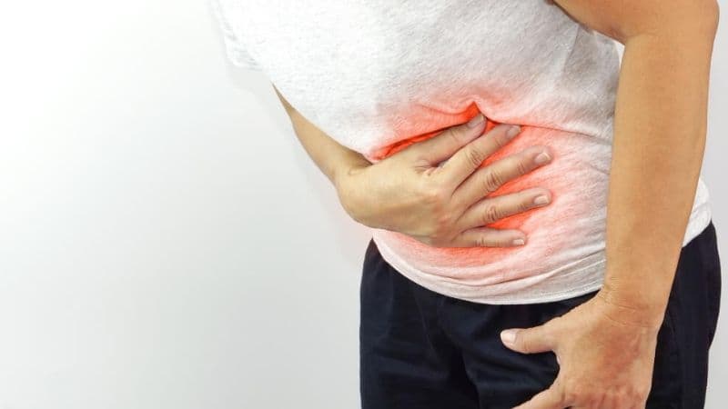 Đau bụng hoặc đau trực tràng dữ dội sau sinh kèm khó đại tiện là dấu hiệu sản phụ nên đi khám sớm.