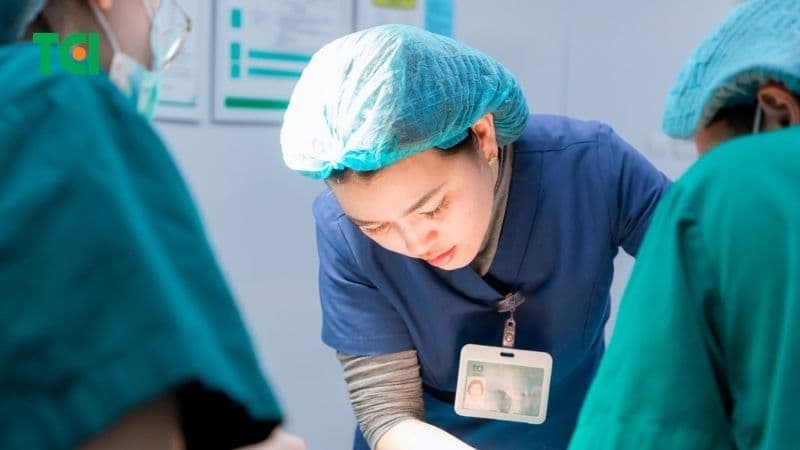 Sau khi thuốc tê hết tác dụng, sản phụ có thể cảm thấy đau nhức, căng tức tại vùng vết khâu tầng sinh môn.
