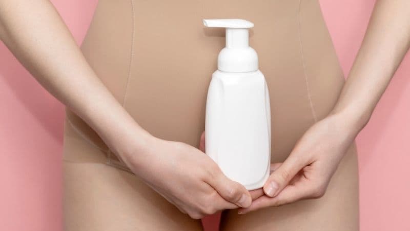 Vệ sinh vùng kín đúng cách, thay băng thường xuyên và giữ vùng kín khô thoáng. 