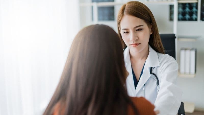 Bác sĩ thăm khám, đánh giá vị trí chân polyp và thực hiện các biện pháp y khoa để kiểm soát tình trạng chảy máu.