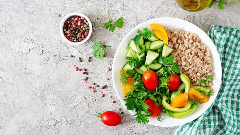 Ưu tiên thực phẩm lành mạnh, giàu rau xanh và dinh dưỡng, hạn chế đồ nhiều dầu mỡ, đường và gia vị.
