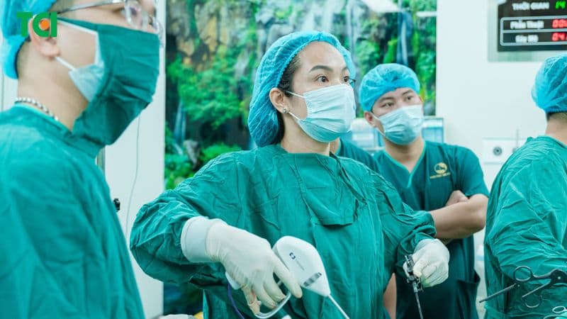 Bóc u xơ giúp loại bỏ khối u nhưng vẫn bảo tồn tử cung; cắt tử cung áp dụng khi bệnh nặng hoặc không còn nhu cầu sinh con.
