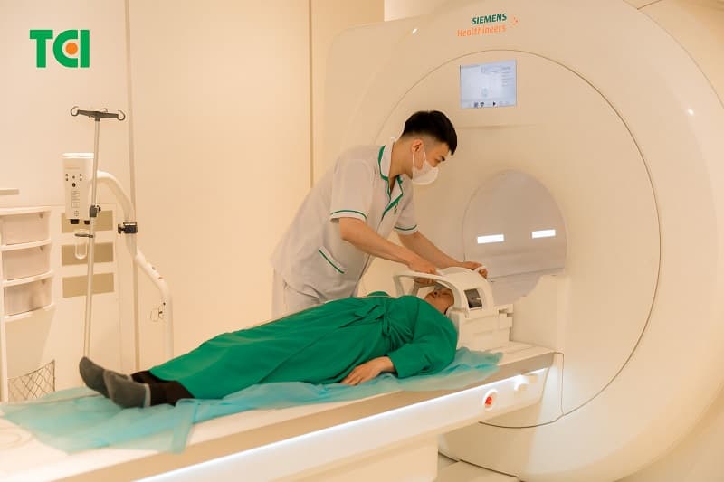 MRI không sử dụng bức xạ ion hóa và có ưu thế trong đánh giá mô mềm.