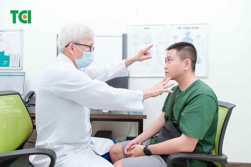 Để xác định nguyên nhân, bác sĩ có thể khai thác đặc điểm cơn đau, khám thần kinh và đánh giá các triệu chứng đi kèm