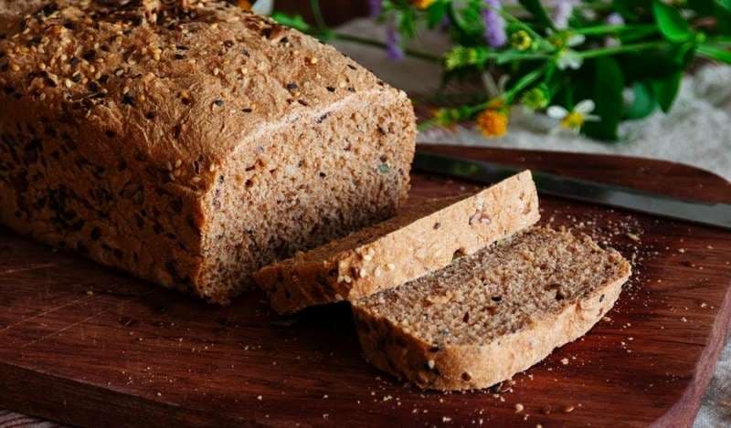 Bà bầu nên ăn loại bánh mì nào, mẹ có thể ưu tiên bánh mì làm từ ngũ cốc nguyên hạt hoặc có hàm lượng chất xơ cao