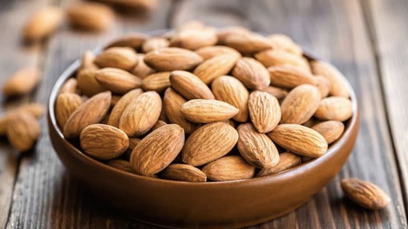 Hạnh nhân cũng cung cấp magie, khoáng chất tham gia vào quá trình điều hòa đường huyết và huyết áp