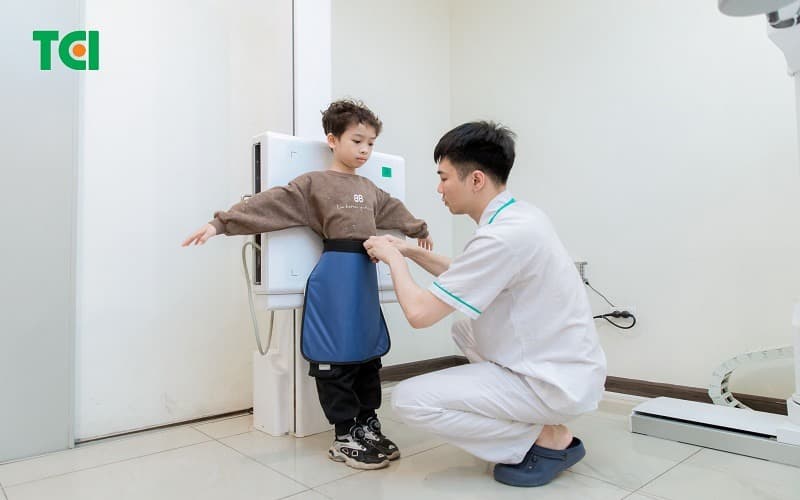 Khám nhi định kỳ giúp đánh giá chính xác các mốc phát triển của trẻ