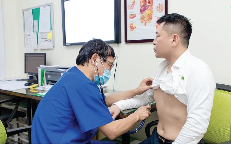Khám lâm sàng giúp bác sĩ ghi nhận triệu chứng, tiền sử và đánh giá ban đầu tình trạng gan mật