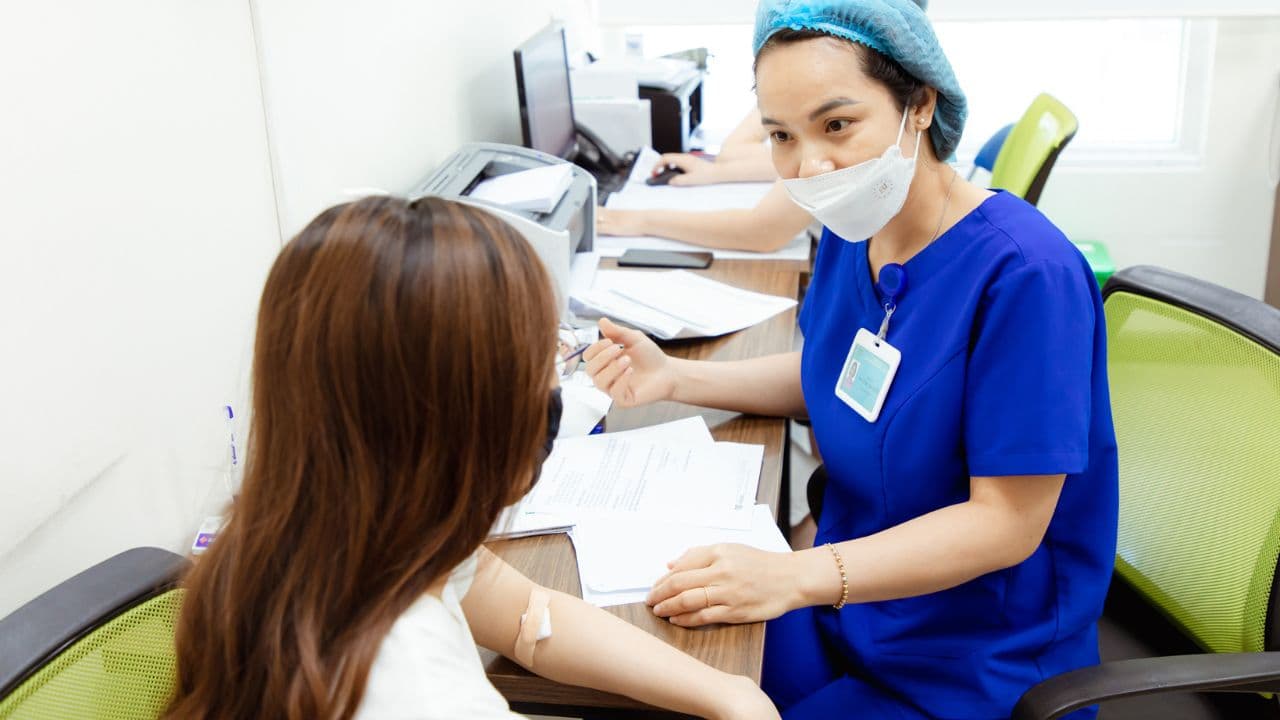Bác sĩ tư vấn kết quả xét nghiệm và xây dựng hướng điều trị phù hợp với nguyên nhân gây viêm.
