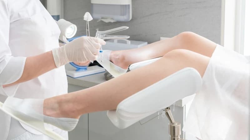Soi tươi dịch âm đạo hỗ trợ bác sĩ nhận diện tác nhân và lựa chọn hướng điều trị phù hợp.