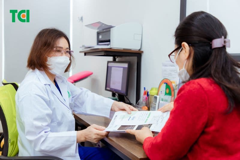 Bác sĩ trao đổi trực tiếp giúp người bệnh hiểu kết quả kiểm tra, cách dùng thuốc và thời điểm cần đánh giá lại