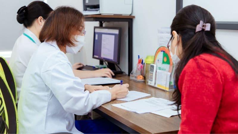 Đội ngũ bác sĩ Sản phụ khoa tại TCI tư vấn hướng điều trị dựa trên triệu chứng và kết quả kiểm tra.