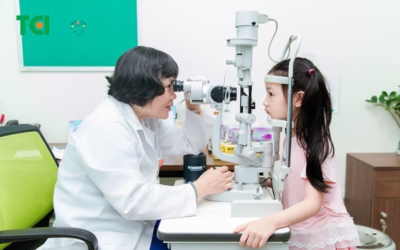 Bác sĩ đánh giá tật khúc xạ khi đi khám nhãn khoa