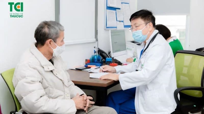 Bác sĩ Ngoại không chỉ thực hiện phẫu thuật mà còn tham gia thăm khám, đánh giá mức độ bệnh và tư vấn hướng điều trị bệnh