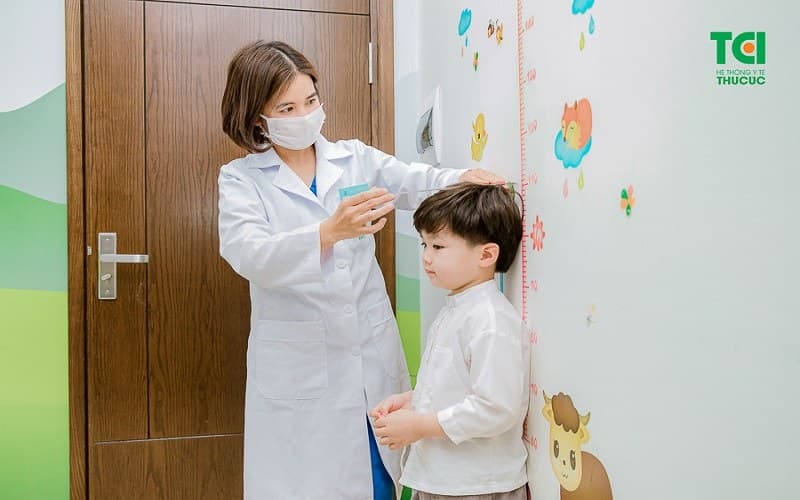 Bác sĩ nhi thăm khám lâm sàng, chỉ định cận lâm sàng và điều trị bệnh cho trẻ
