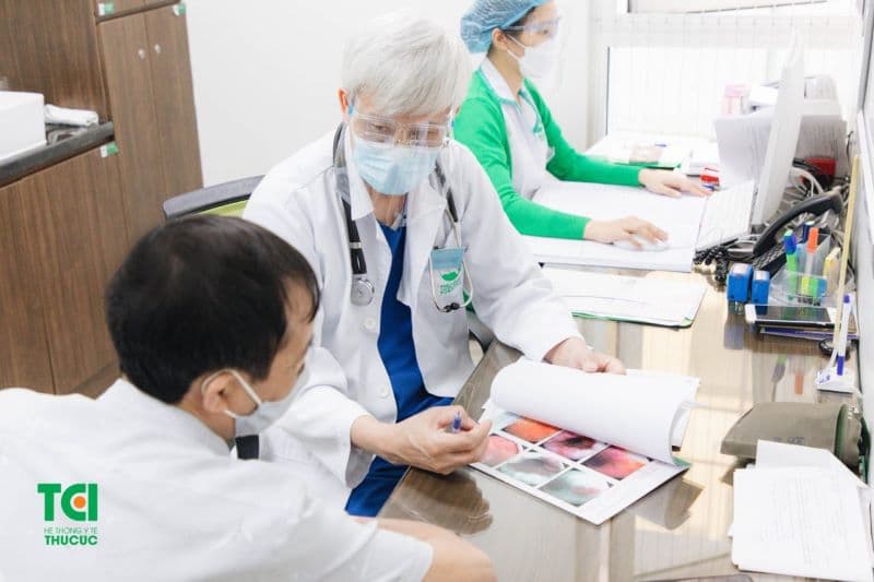Bác sĩ Nội có thể đánh giá tổng thể các triệu chứng, tiền sử bệnh, thuốc đang sử dụng và các yếu tố nguy cơ để định hướng chẩn đoán, điều trị phù hợp