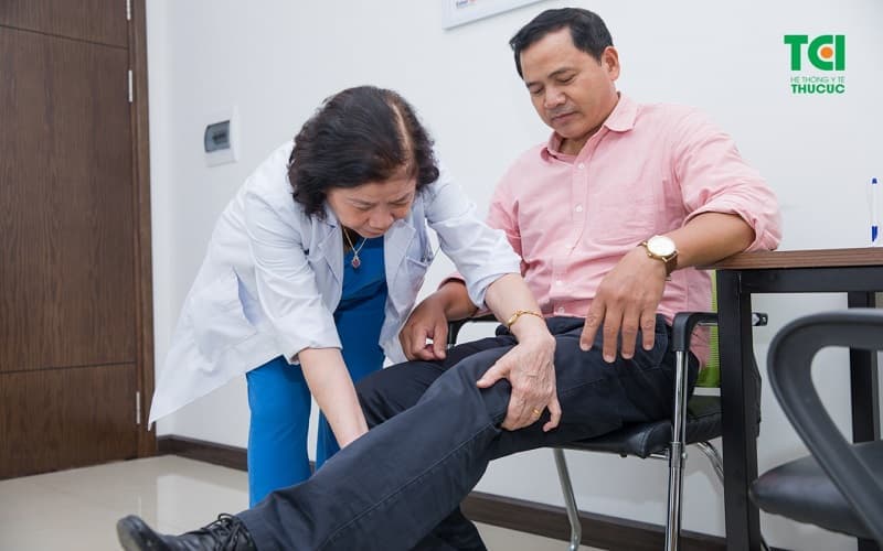 Bác sĩ Phục hồi chức năng thăm khám và đánh giá tình trạng vận động trước khi xây dựng hướng điều trị phù hợp.