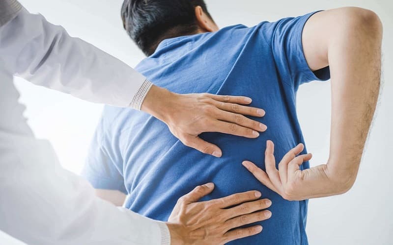Bác sĩ Phục hồi chức năng sẽ đánh giá tầm vận động và khả năng thực hiện các hoạt động sinh hoạt của người bệnh