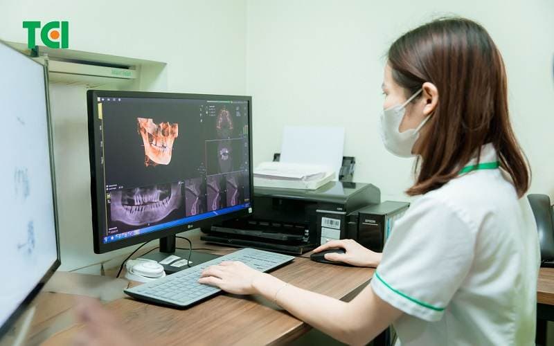 Bác sĩ thăm khám tận tâm, luôn đặt sự an toàn của người bệnh lên trên hết