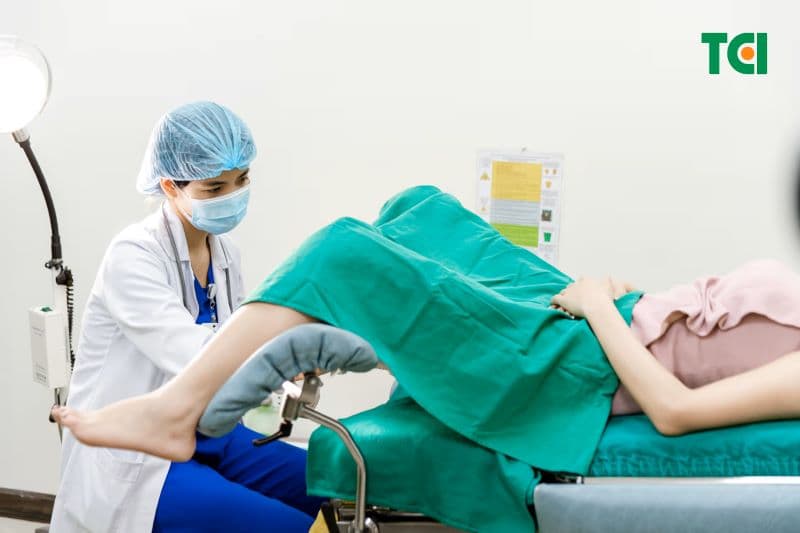 Bác sĩ Sản phụ khoa được đào tạo chuyên sâu có thể đánh giá triệu chứng, khai thác tiền sử sức khỏe và chỉ định những phương pháp kiểm tra phù hợp 