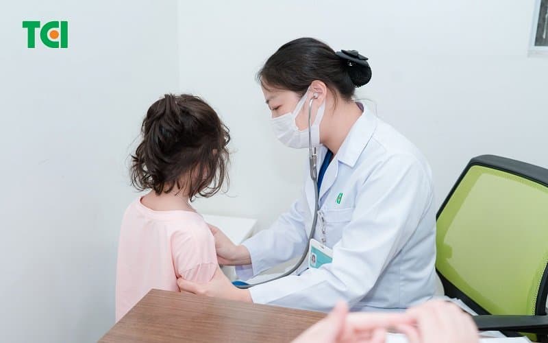 Bác sĩ thăm khám nhẹ nhàng giúp trẻ hợp tác hơn