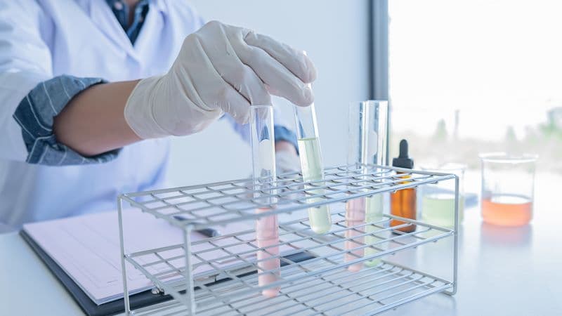 Một bác sĩ xét nghiệm có chuyên môn tốt cần cân nhắc triệu chứng, tiền sử, tuổi, yếu tố nguy cơ và mục tiêu thăm khám trước khi đưa ra hướng xét nghiệm